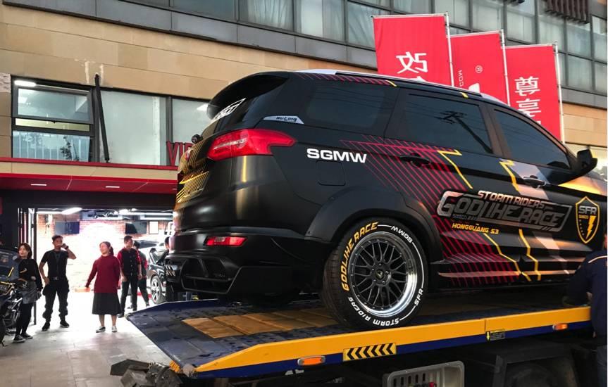 五菱宏光s3前脸采用的是家族化的单辐蜂巢式进气格栅,"工"字型的中网