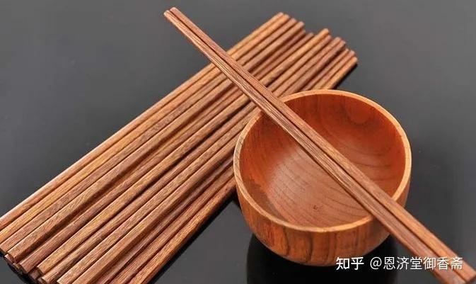 筷子的形状一头圆,一头方,对应的是"天圆地方".