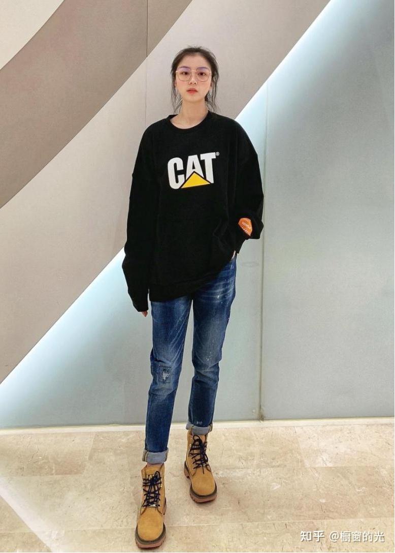 牛仔裤花样卷边搭配cat卡特大黄靴,秀出不一样的你!