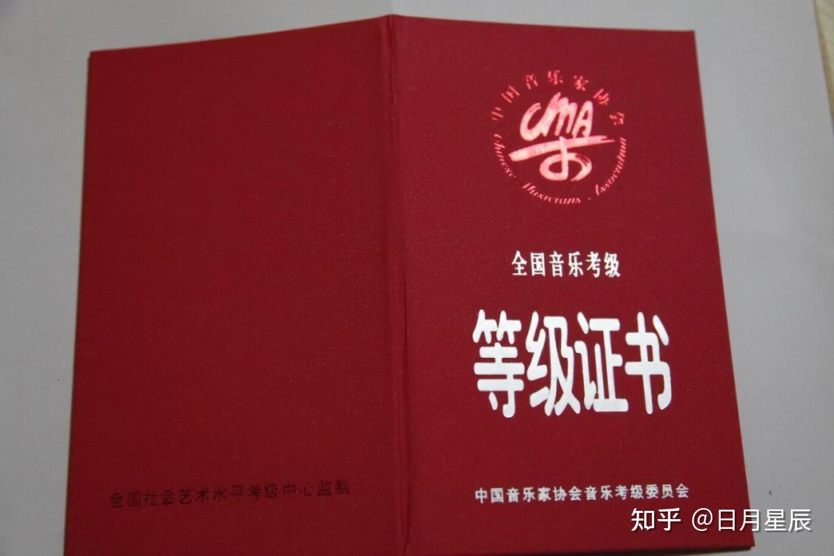从以后的发展来看,如果以后想继续选择弹钢琴,可以选择钢琴.