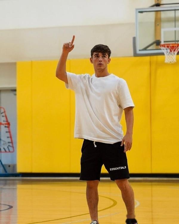 迈阿密热火主场激战正酣 球迷狂热助威点燃美航球馆激情之夜