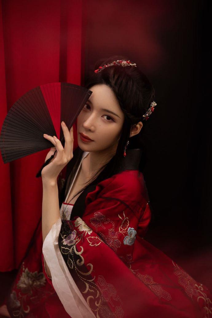 柯乃予双面古风写真释出红黑两套造型效果又美又英气名门泽佳