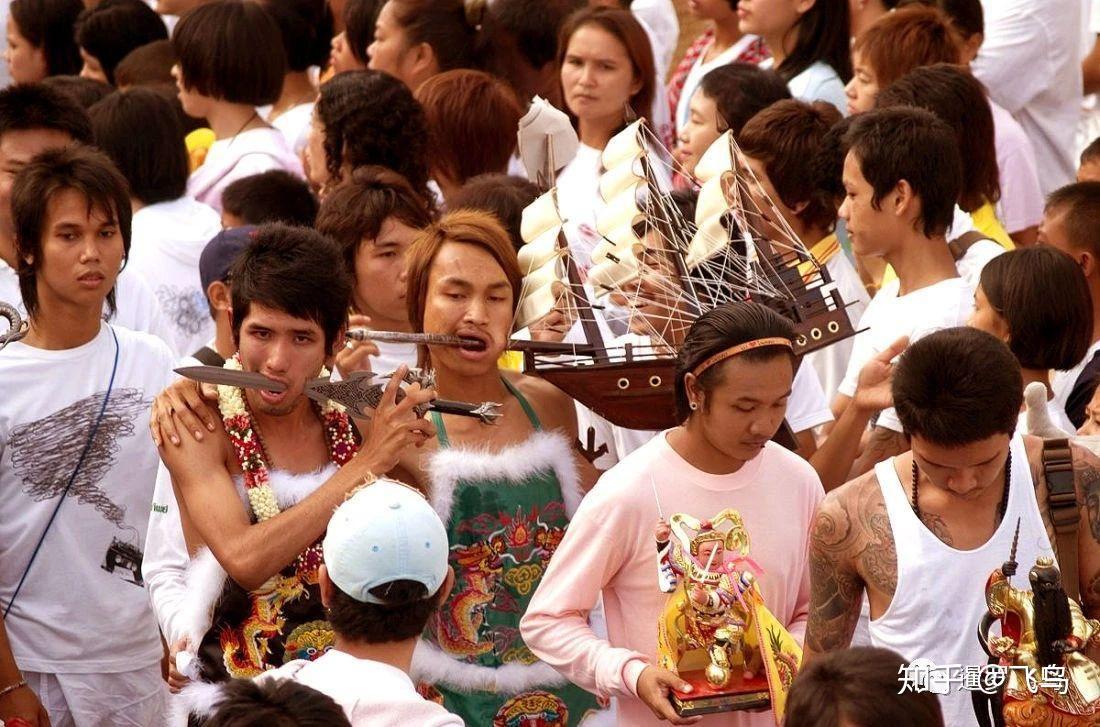 泰国普吉岛素食节乩童针刺刀枪穿脸中国游客激增