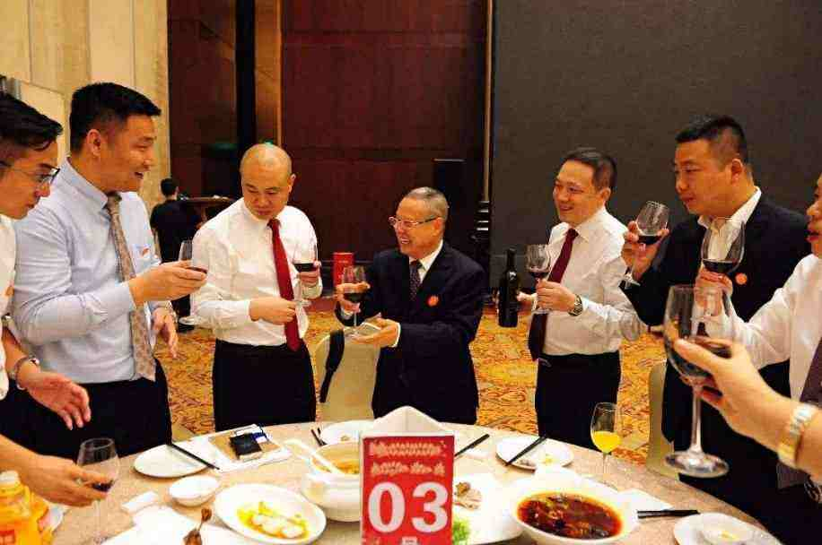 参加酒局,不会说敬酒词可不行,记住4句,任何场合都能用上 - 知乎
