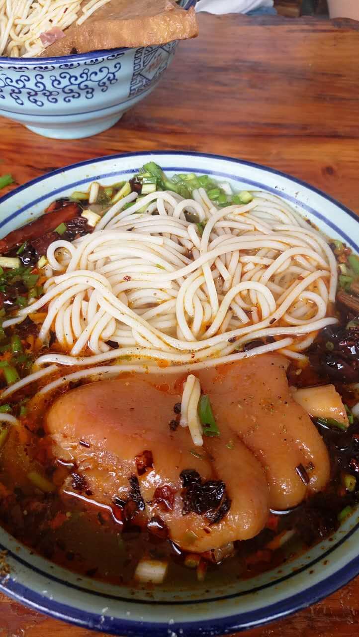 水城最出名的就是粉(四川叫米线),早餐一碗粉是水城人不变的习惯