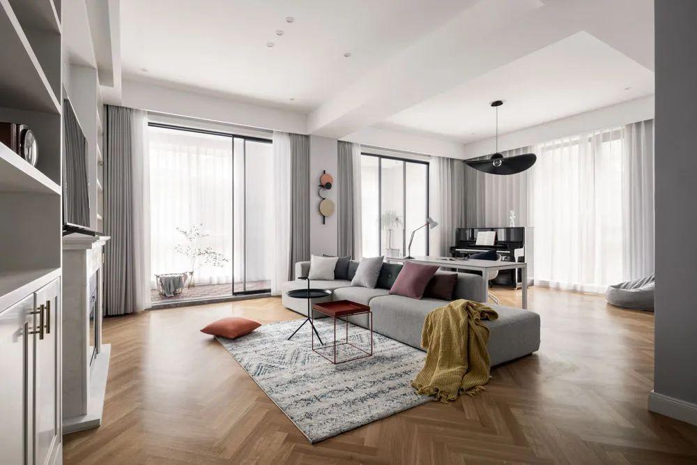 而横厅宽敞得多,电视和沙发可以不靠墙,多出来的空间可以进行更丰富的