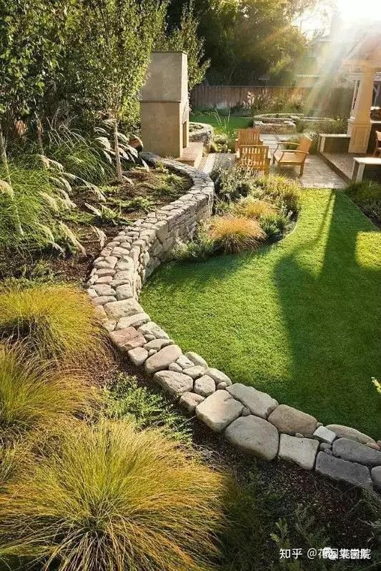 不妨试试用植物绿化掩饰挡土墙表面,在挡土墙表面上做成浮雕,然后做