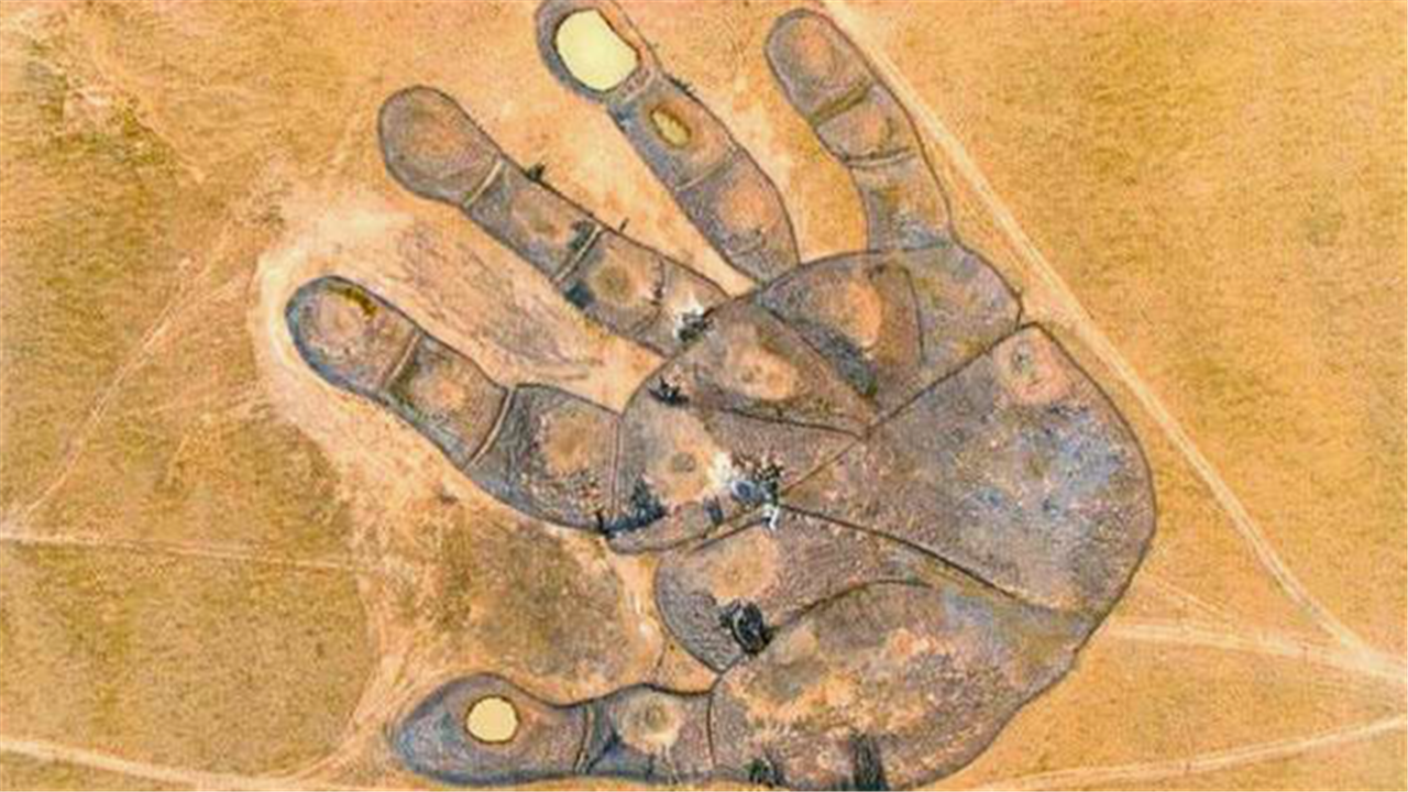 中国草原出现巨型掌印占地60多亩地网友如来神掌