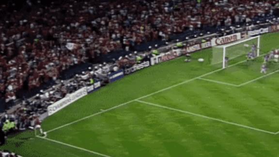 67此时,刚走出球场的曼联球迷又返了回来,准备离开的又坐了下来.