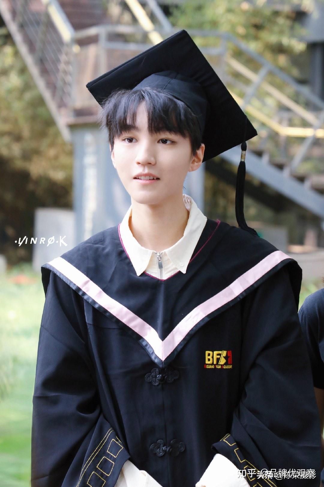 北电毕业"丑照"公开,王俊凯也有上镜焦虑?路透跟饭拍判若两人