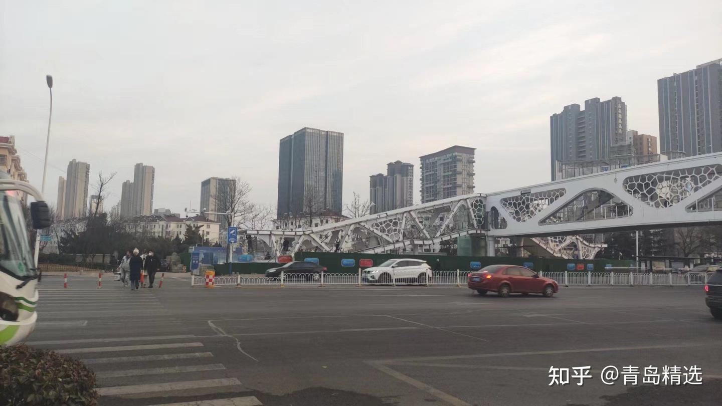 西海岸新区这座过街天桥即将投入使用 - 知乎