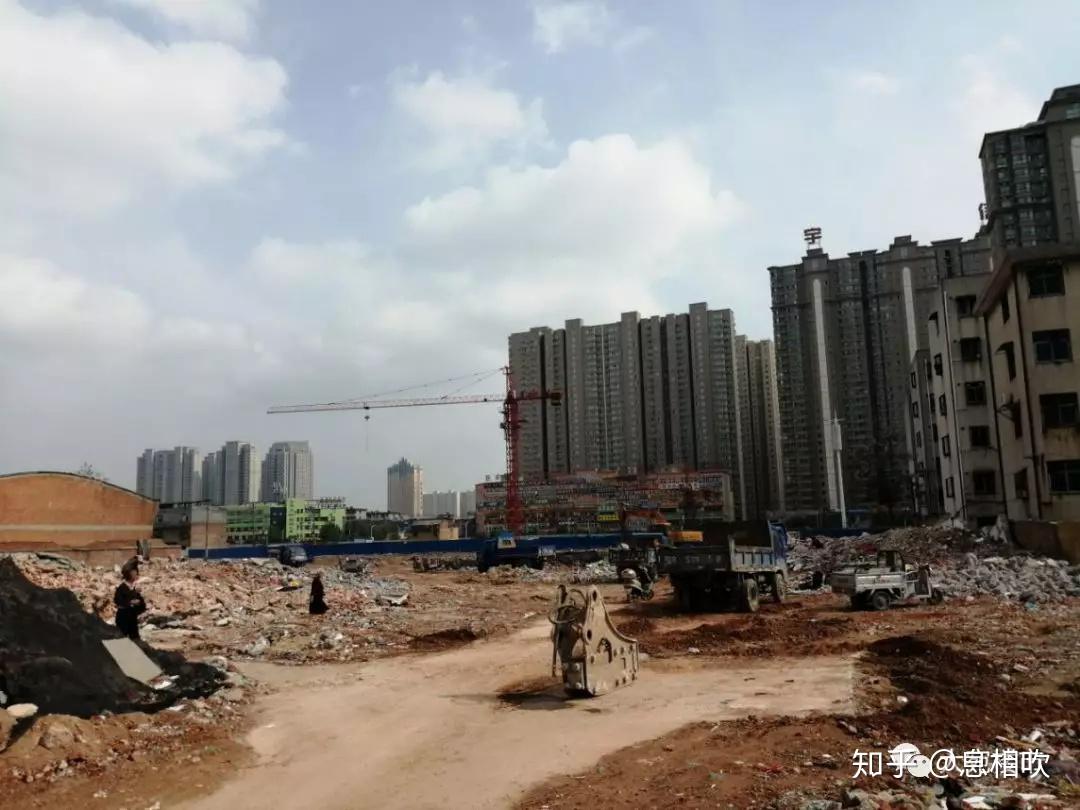 就是桑园路以南,建设路以北,独山大道以西,明山路以东的拆迁地块儿