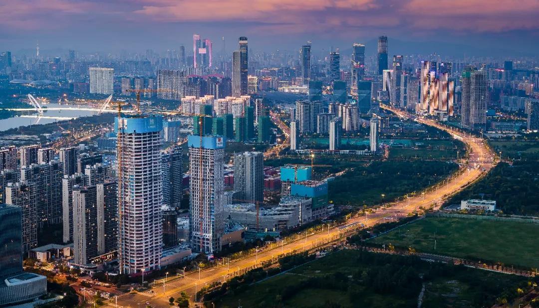 立址河西cbd发展中轴江东路,傲立河西南1号综合体金地中心之上,同时s3