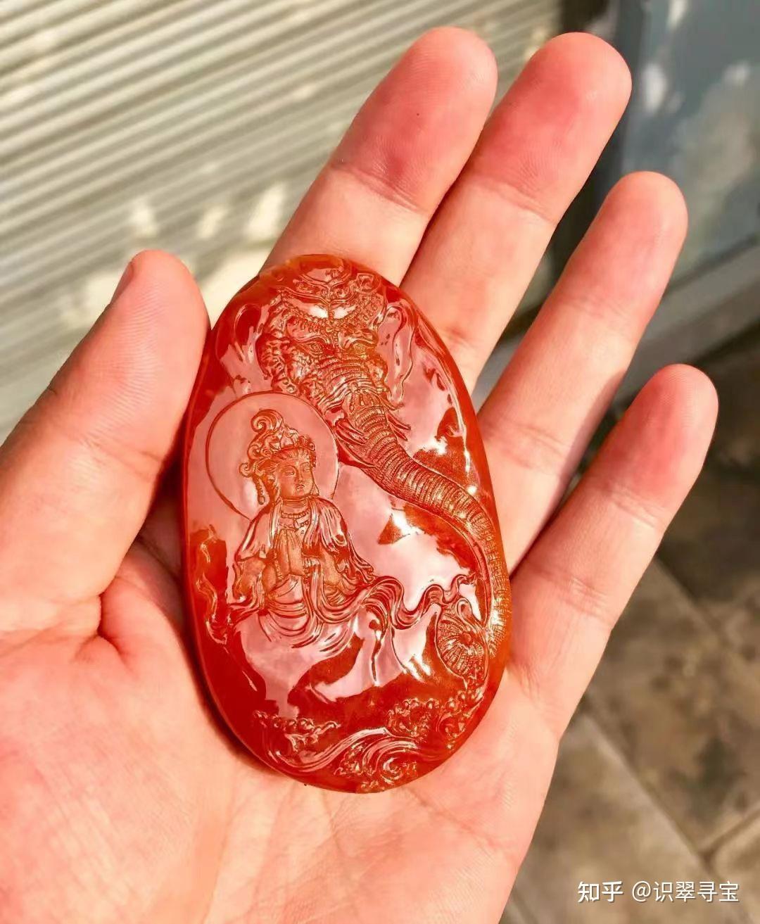 红艳娇润得如如遇滴落的浓稠蜜汁一样,胶感光感都达到了极品翡翠的