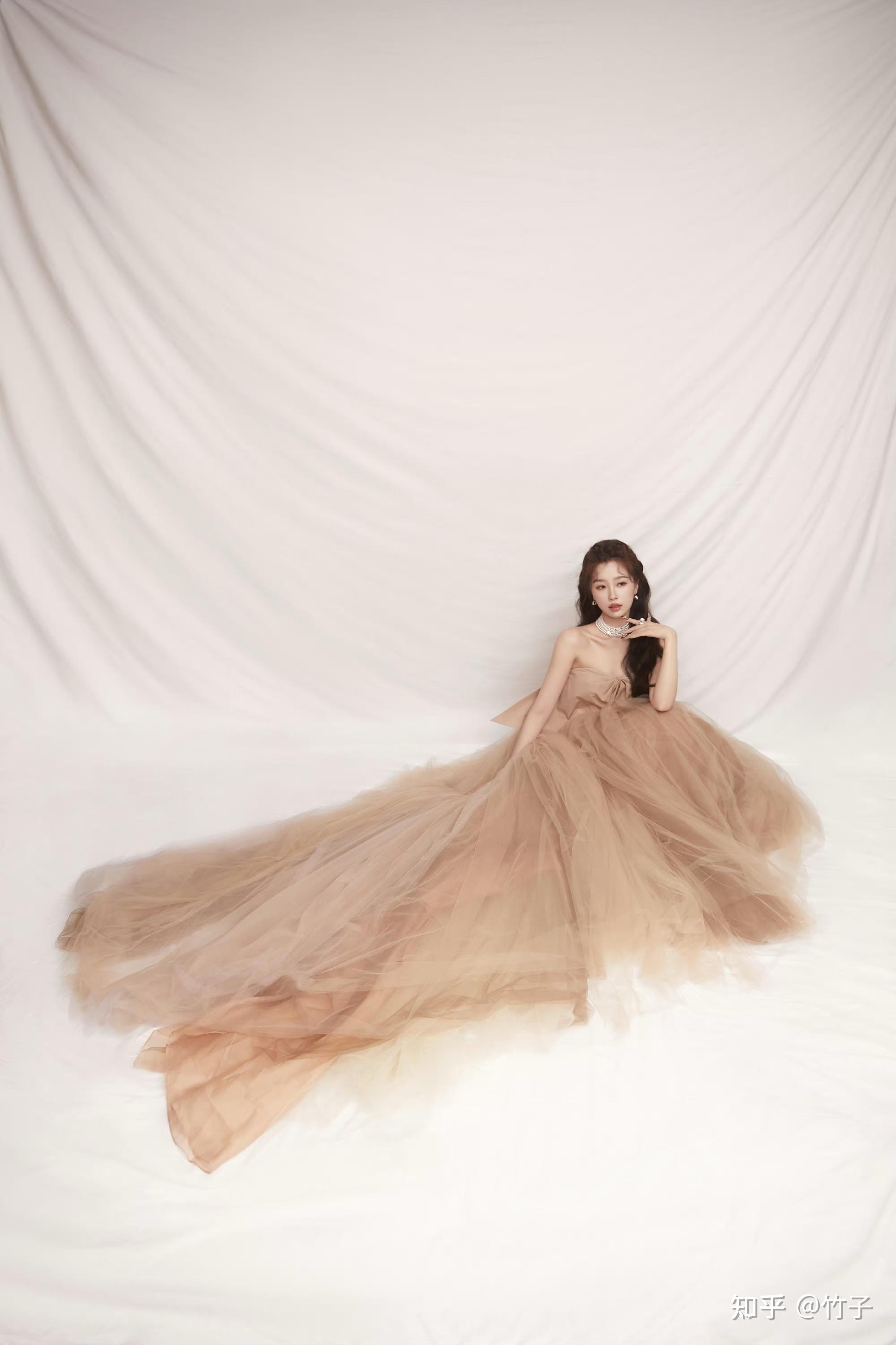 虞书欣最新美照大放送优雅珍珠项链抹胸礼服裙优雅可爱小公主