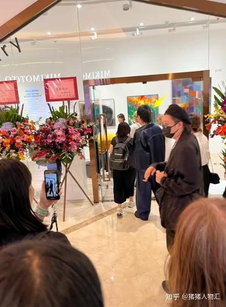 黄贯中画展举办朱茵母女成焦点赌王千金何超仪拄拐捧场显真情