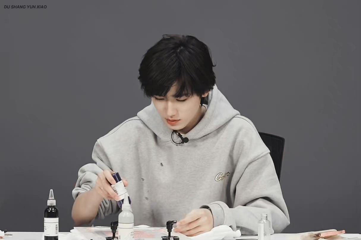 宋亚轩冷脸宋亚轩男友风宋亚轩灰色卫衣宋亚轩限定男高