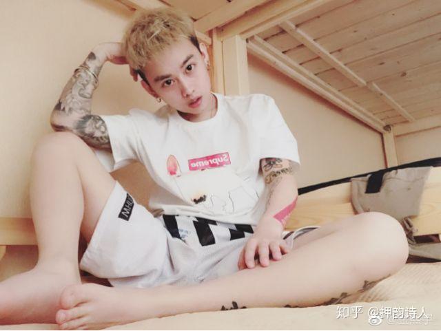 金熙宇一面是线上人气主播一面是地下battle大神