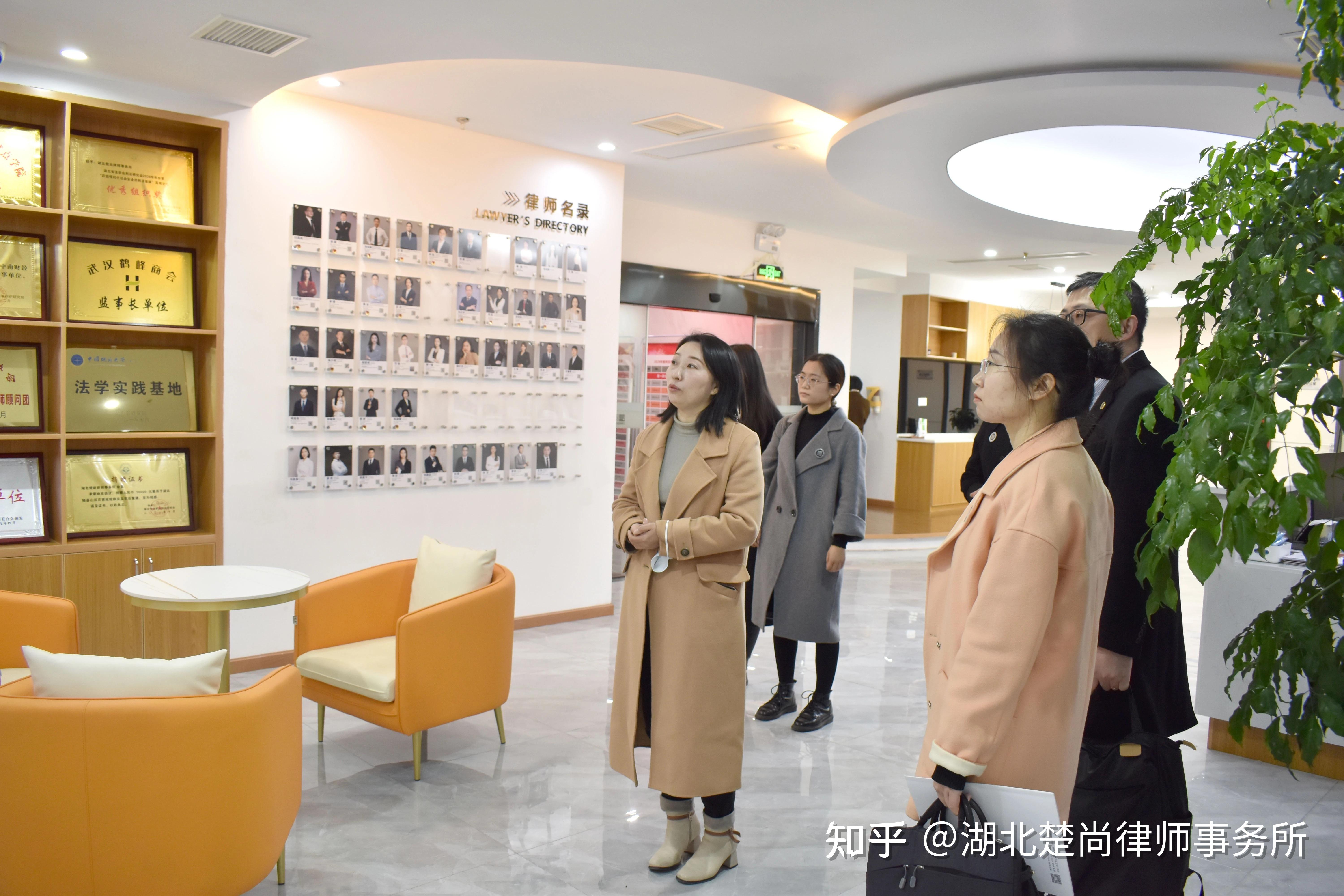 邓君律师一行人参观了楚尚律所的荣誉墙,律师办公区域,会议室,接待室