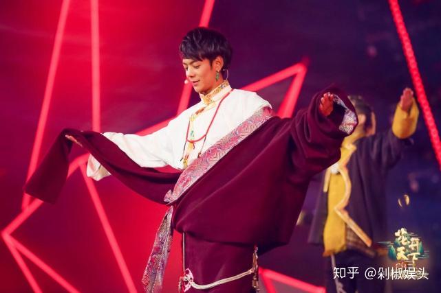 四川卫视花开天下新年演唱会丁真舞台首秀跳马背上的理塘