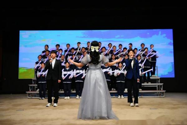 郑州26中举行八年级歌咏比赛和七年级经典诵读比赛活动侧记 - 知乎