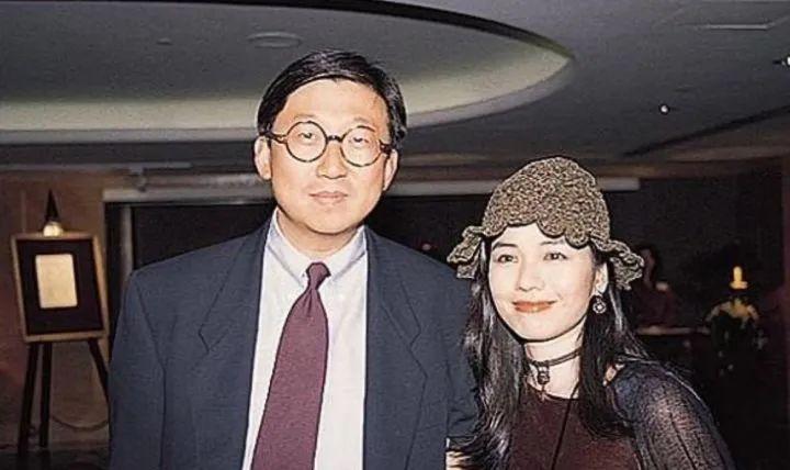 一天,钟楚红在工作的时候突然感觉不舒服,助理赶忙将她送往医院.