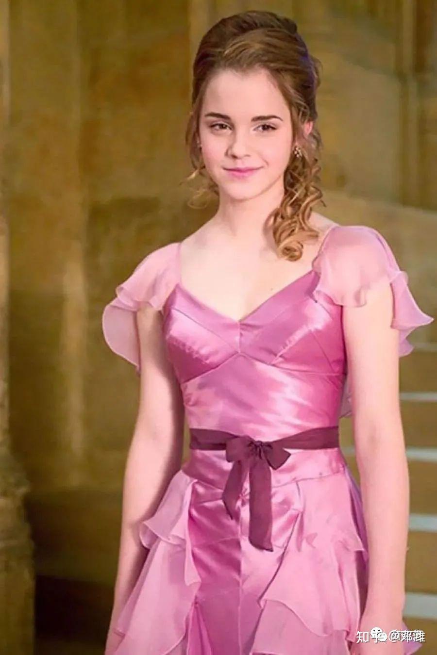 33还看到了赫敏的圣诞舞会裙,那是她在《火焰杯》里为圣诞舞会而准备