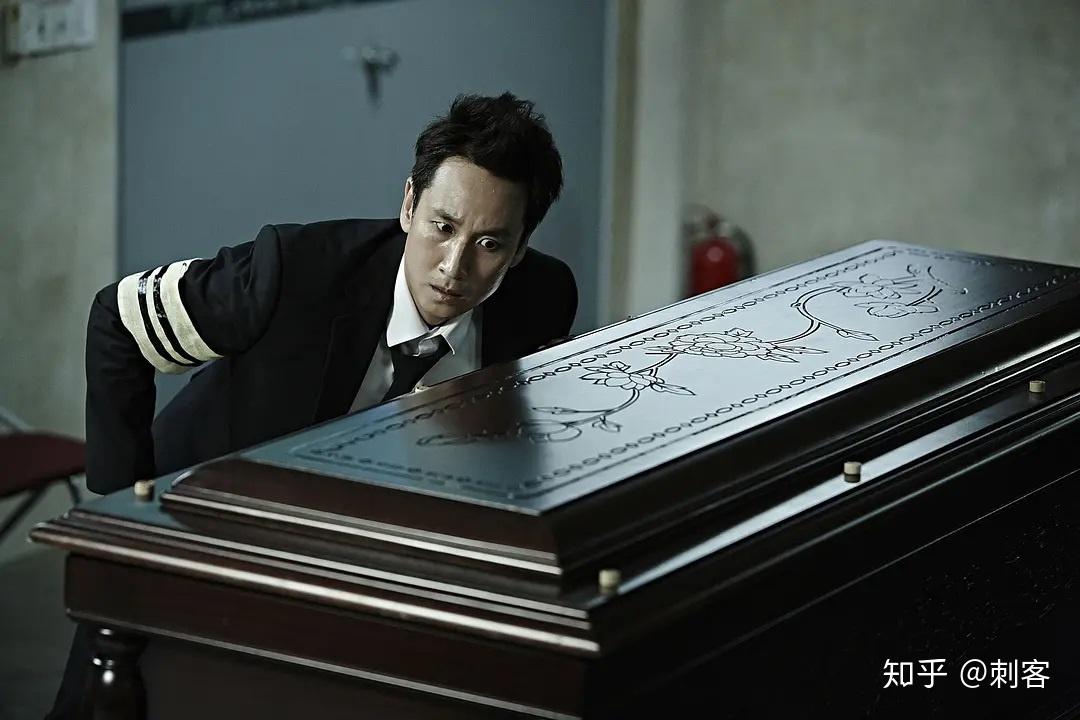 高建洙收到消息后,知道赶回局里已经于事无补了,只好又回到了殡仪馆.