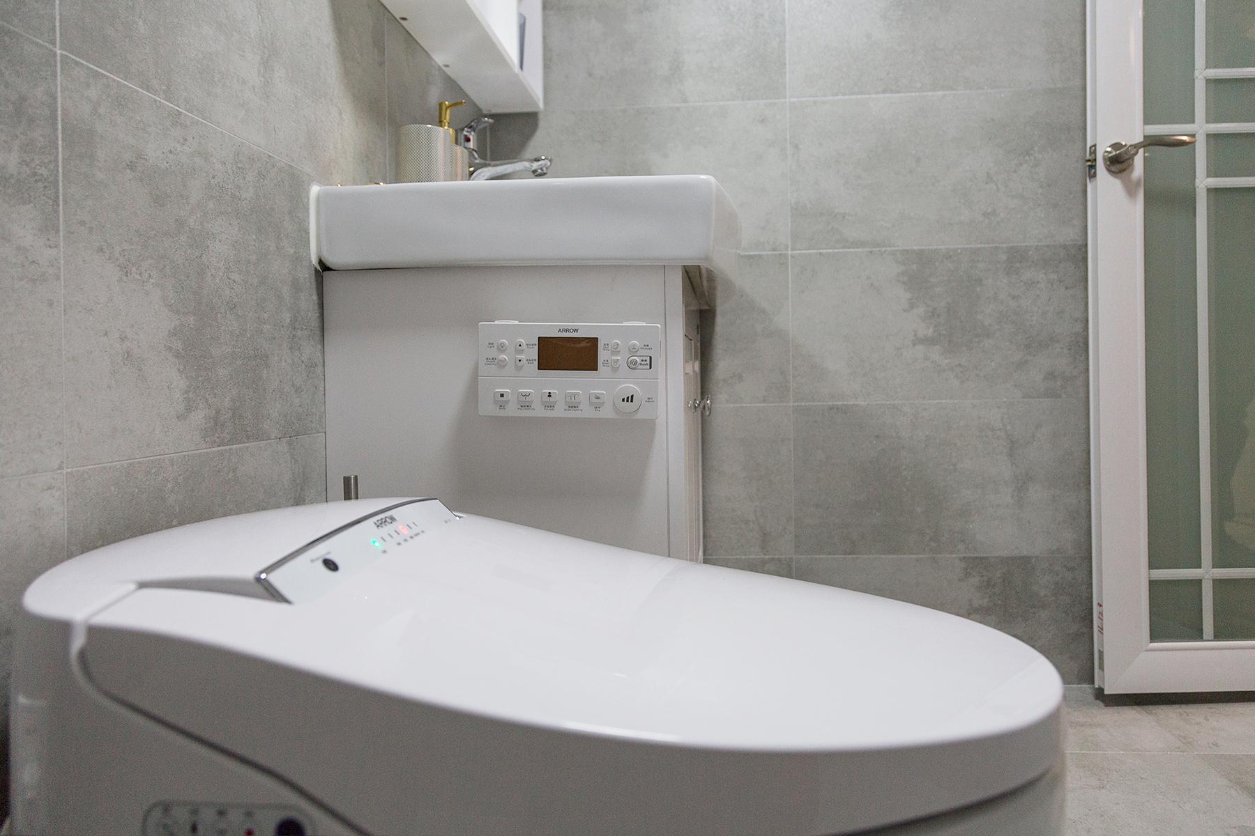 卫生间安装了智能马桶,以灰色调为主,简洁大气,做了干湿分区,方便使用