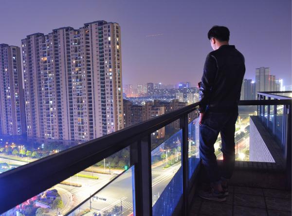都市夜景 一个人图片