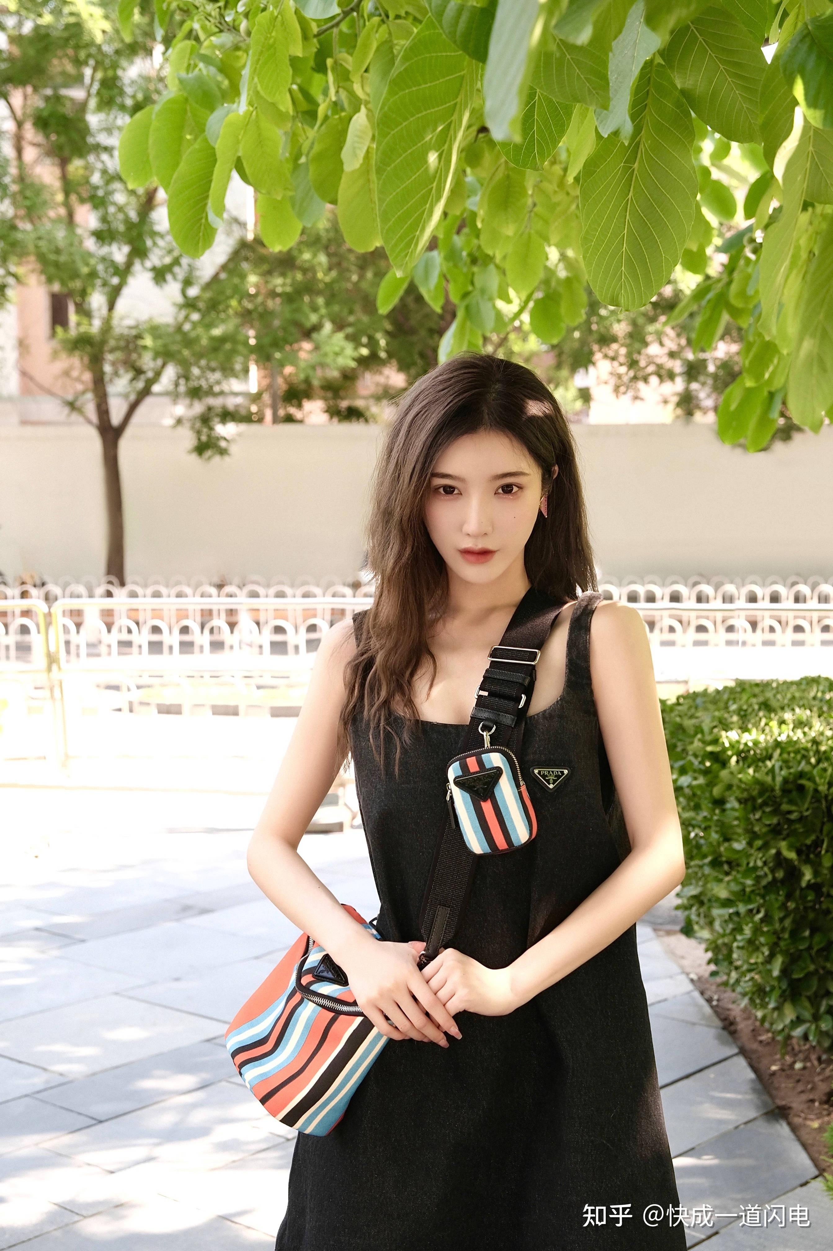 演员,歌手戴燕妮近日发布一组全新夏日写真!