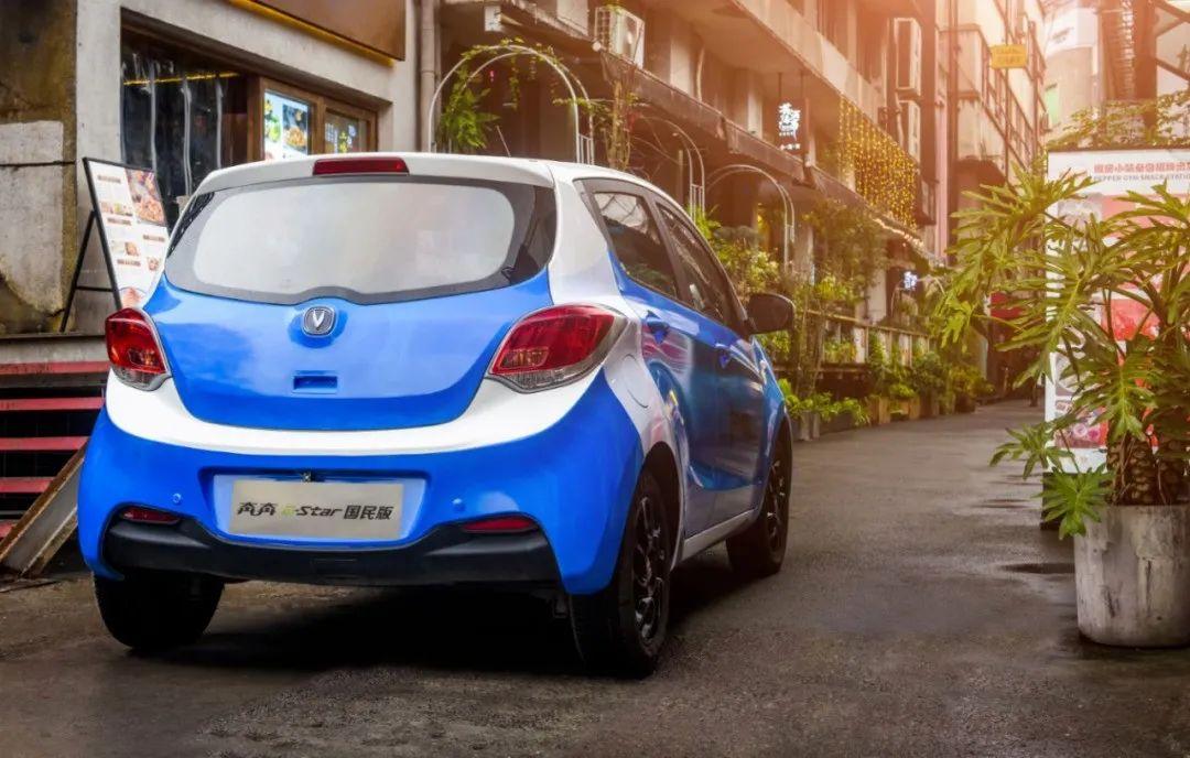 国民版并未采用现款长安奔奔e-star的设计,而是沿用了老款奔奔ev的