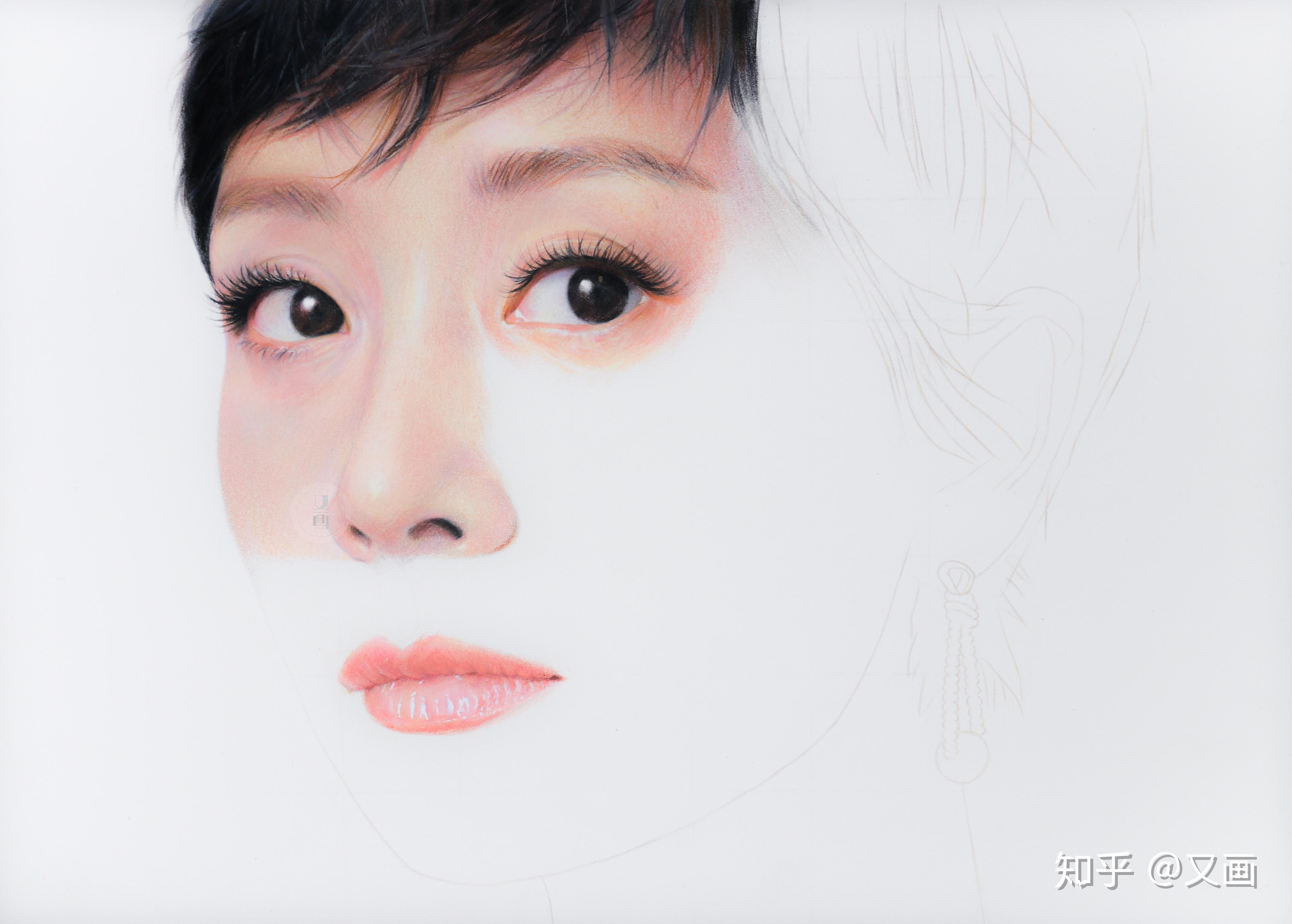 小提示:画嘴巴最忌讳把唇的轮廓画的太生硬,所以咱们在嘴巴上色的时候