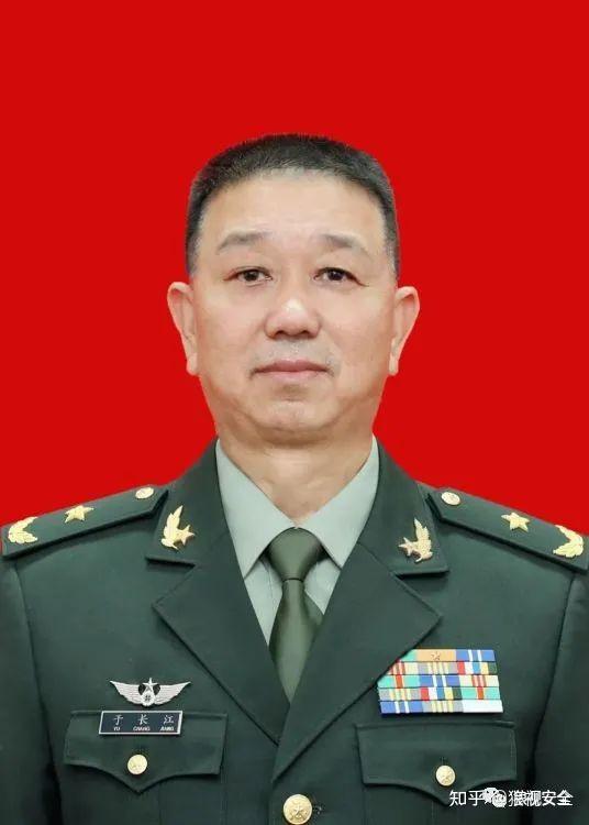 中国人民解放军南部战区司令员王秀斌上将到驻澳门部队宣布了于长江的