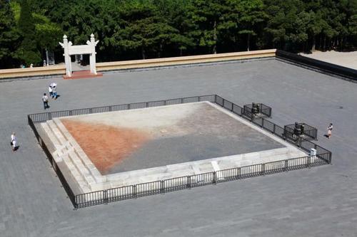 东青,南红,西白,北黑坛上铺着由全国各地进贡来的五色土:祈求五谷丰登