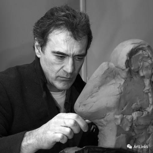 毛罗佩鲁切蒂独树一帜的波普艺术可爱玩味的雕塑背后的意义