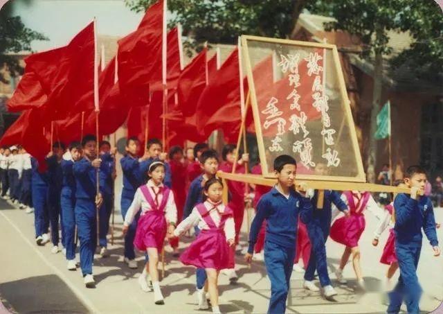 中国80年代最真实的50张老照片,无比怀念美好的回忆,每一张背后都有故事 - 知乎
