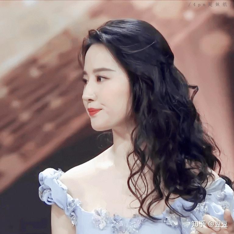 如何评价刘亦菲 2020 微博之夜的造型和搭配?