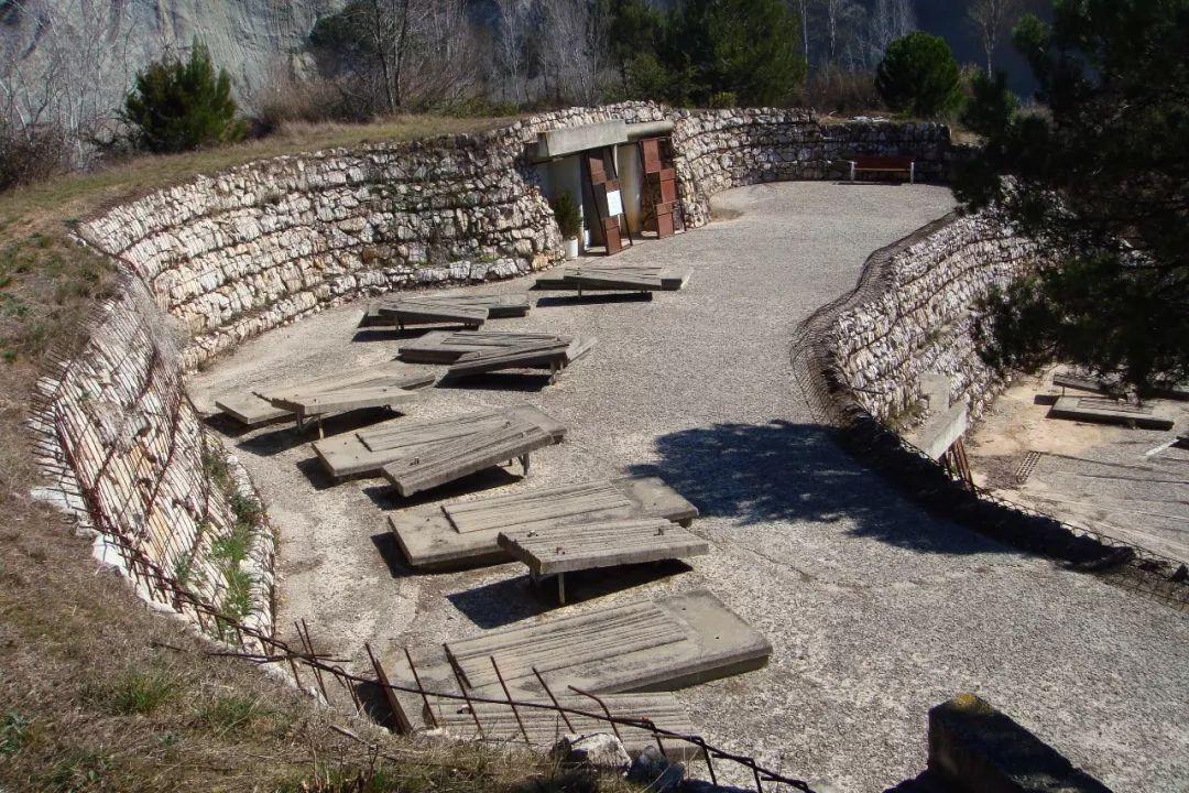 整个墓群在形体上如同是一条人工挖成的峡谷,高度上的变化令墓地同