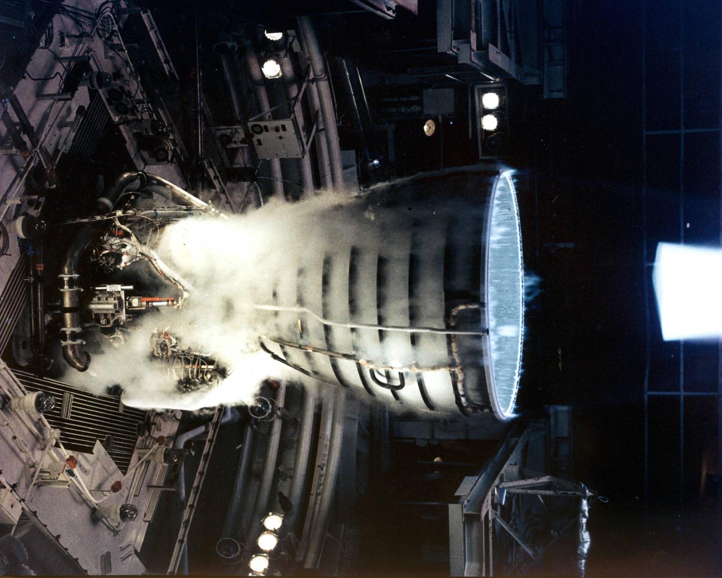 火箭发动机喷管图片