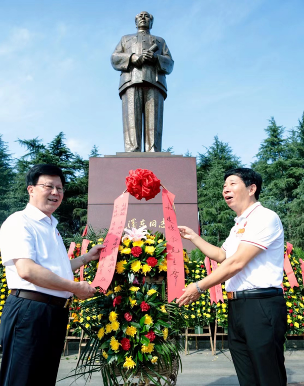 刘瀚锴一行专程赴韶山向主席铜像敬献花篮