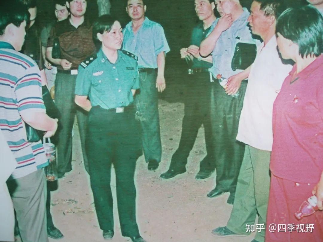 郑州青年民警代表和群众在嵩山脚下缅怀任长霞-搜狐大视野-搜狐新闻