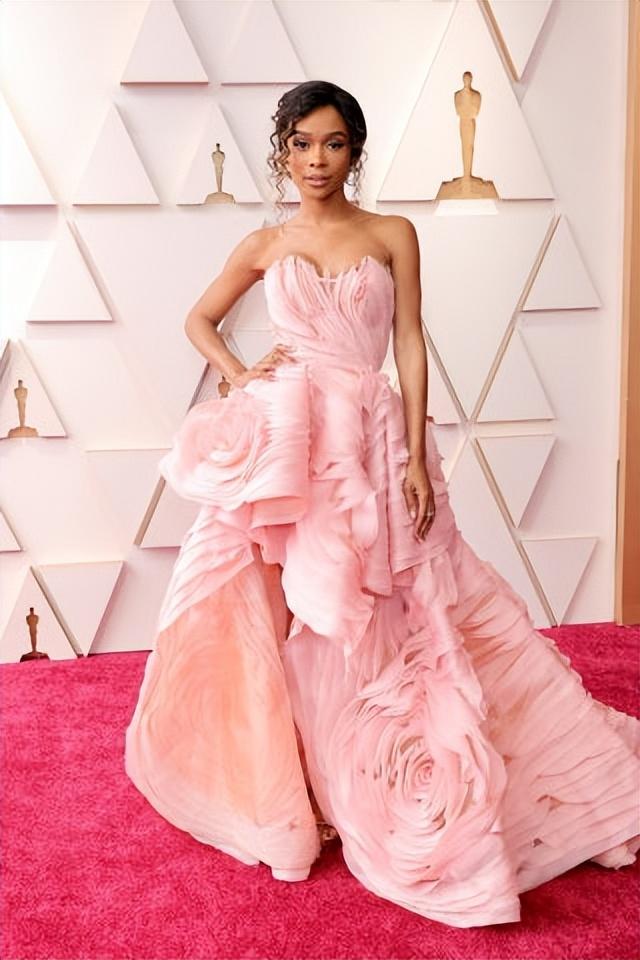 2022年奥斯卡红毯zuri hall2022年奥斯卡红毯雷吉娜·赫尔穿着维拉王