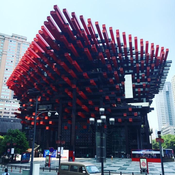 在路上还会发现一栋特别的建筑就是类似于广州天河城 正佳 太古汇个人