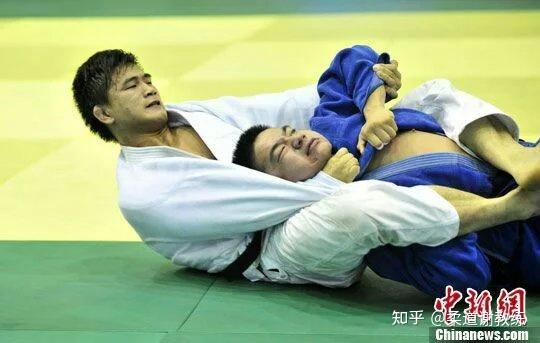 柔道小内刈背负投技术联络的运用