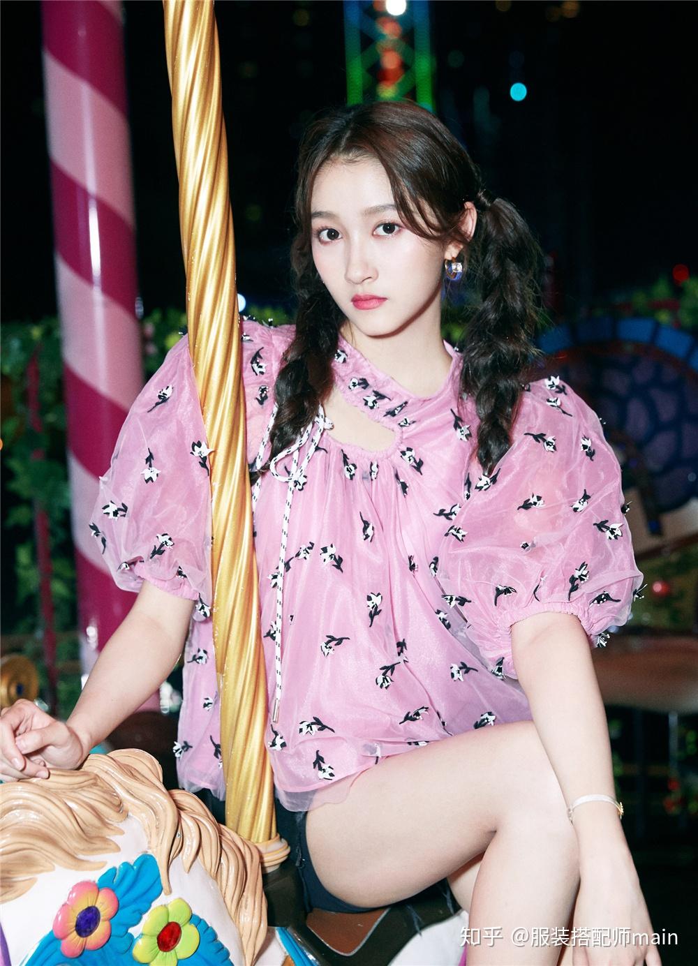 关晓彤粉色罩衫配短裤,扎两条麻花辫元气满满,少女感很真实 - 知乎