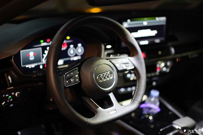 如果这方向盘有点火按钮的话灯厂的尾灯是人见人爱啊.