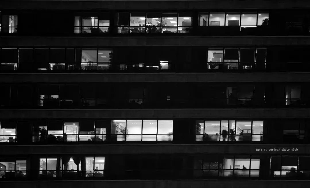 深夜里人们还在写字楼加班图源cfp这或许对于用户来讲是利好的,但是