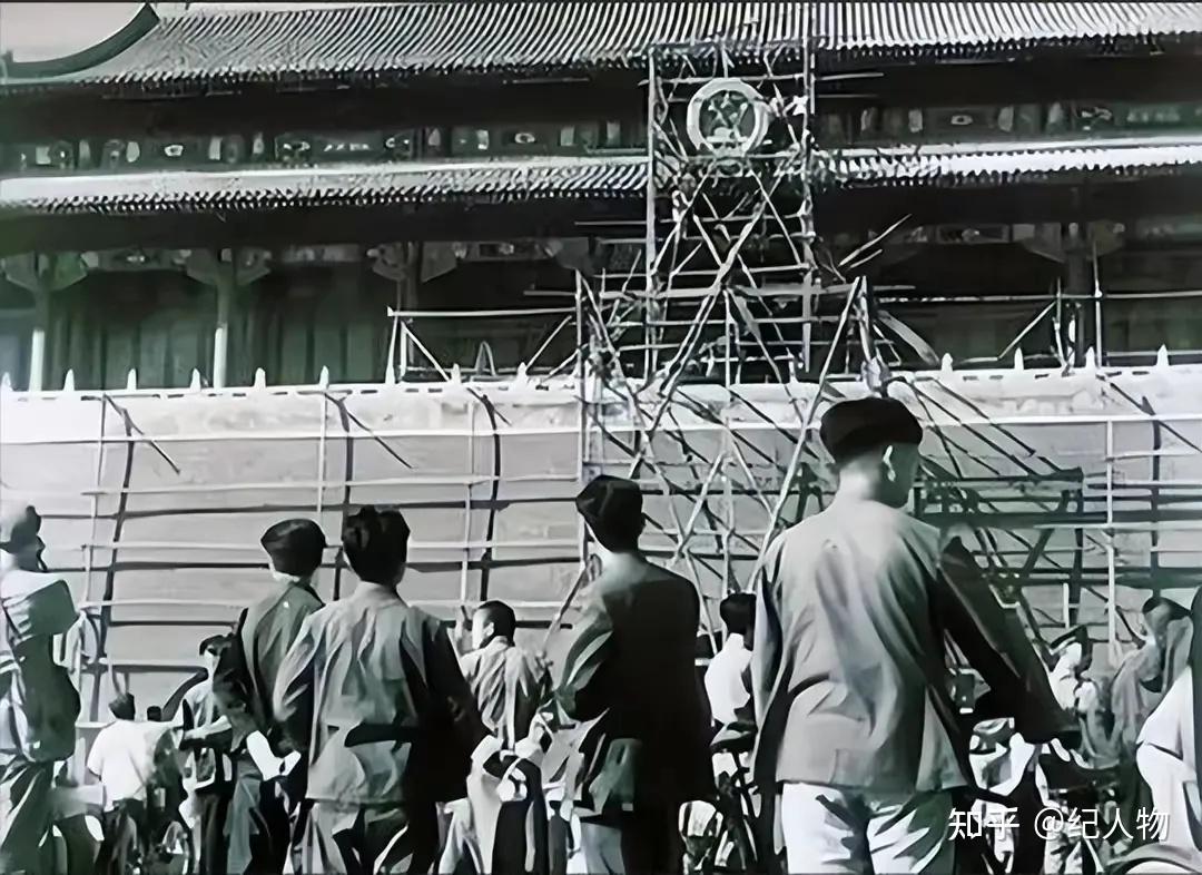1969年，天安门广场进行拆除重建，工人们在房顶上，发现一个神秘宝盒 - 知乎