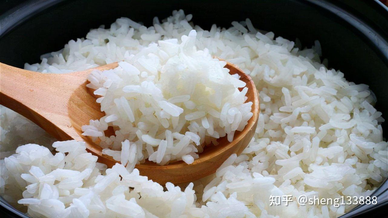 蒸米饭,直接加水蒸就错啦,教你3个小诀窍,米饭粒粒分明不粘锅